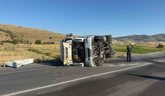 Devrilen tırın sürücüsü yaralandı