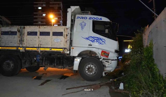 Direksiyon başında fenalaşan sürücü, istinat duvarına çarptı