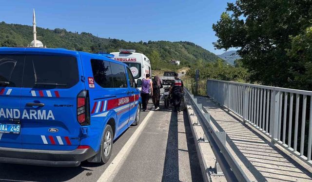 Direksiyon hâkimiyetini kaybeden motosiklet sürücüsü bariyere çarptı: 1 yaralı