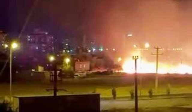 Diyarbakır'da korkutan yangın: Alevler evlere sıçramadan söndürüldü