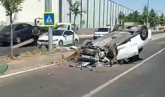 Diyarbakır'da refüje çıkan otomobil takla attı: 1 yaralı
