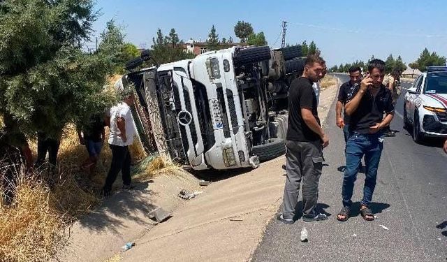 Diyarbakır'da tır devrildi: 1 yaralı