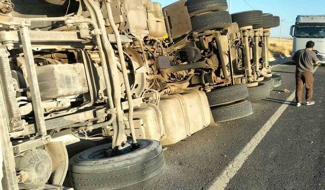 Diyarbakır'da tır şarampole devrildi: 1 yaralı