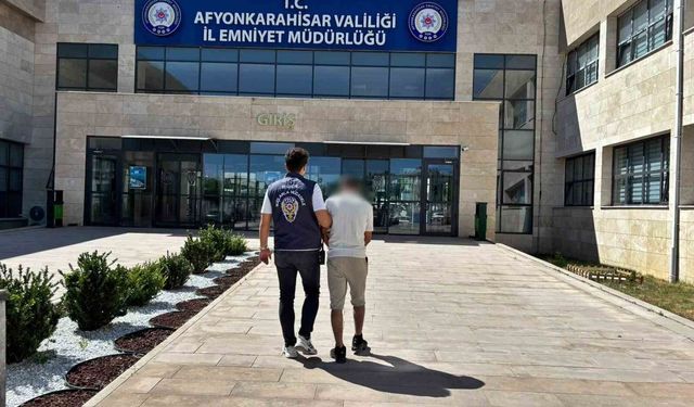 Dolandırıcılık suçundan aranan şahsı polis yakaladı