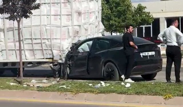 Dorseye çarpan Tesla hurdaya döndü: 1 yaralı