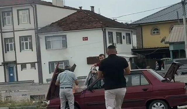 Dumanların yükseldiği otomobile duyarlı sürücü müdahale etti