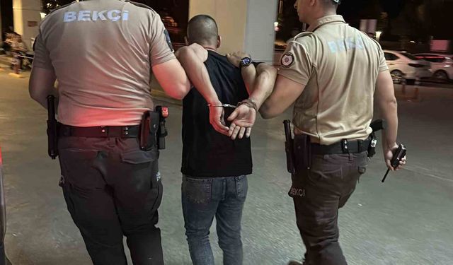 Edirne'de 24 düzensiz göçmen ile göçmen kaçakçılığı şüphelisi yakalandı