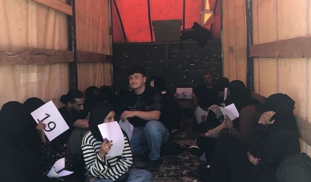 Edirne'de kapalı kasa kamyonette 20 düzensiz göçmen yakalandı