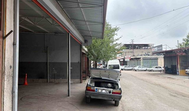 El freni çekilmeyen traktör metrelerce ilerledi, yoldan geçen sürücü durdurdu