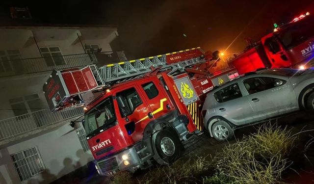 Elazığ'da 3 katlı binada çıkan yangın söndürüldü