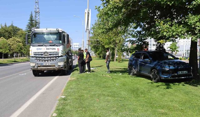 Elazığ'da otomobil ile beton mikseri çarpıştı: 5 yaralı