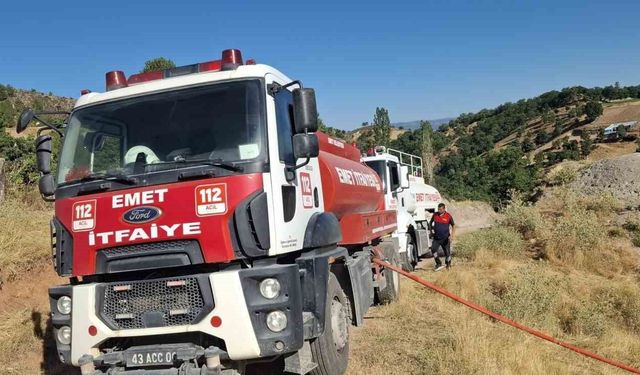 Emet'te ahır ve samanlık yangını: 2 büyükbaş hayvan telef oldu, 400 balya saman yandı