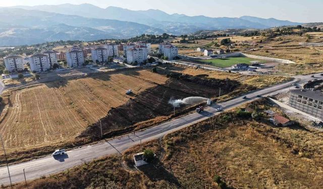 Emet'te arazi yangını korkuttu: Bir itfaiye eri dumandan etkilendi