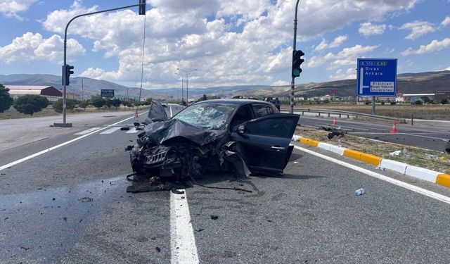 Erzincan'da 5 kişinin yaralandığı trafik kazası kamerada