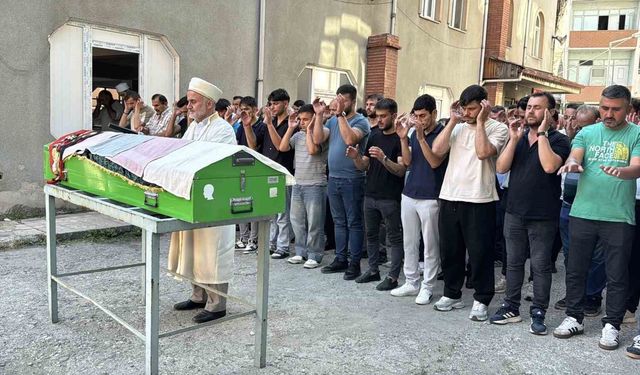 Eşi tarafından öldürülen 3 çocuk annesi kadın toprağa verildi