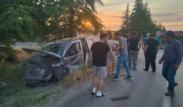 Eskişehir'de hafif ticari araç ile traktör çarpıştı: 2 yaralı