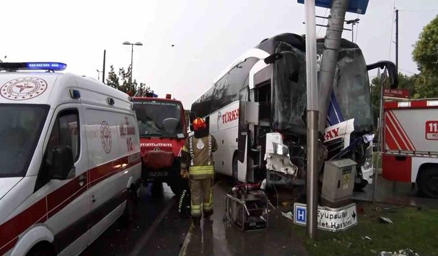 Eyüpsultan, Feshane'de yolcu otobüsü ve otomobilin karıştığı kazada yaralılar var.