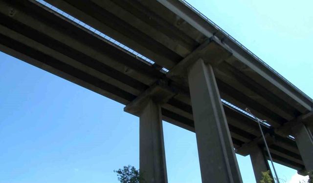 Eyüpsultan'da viyadükten dökülen beton parçaları tehlike saçtı: Park halindeki araç zarar gördü