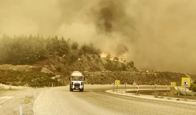 Fethiye-Antalya karayolu yangın nedeniyle trafiğe kapatıldı