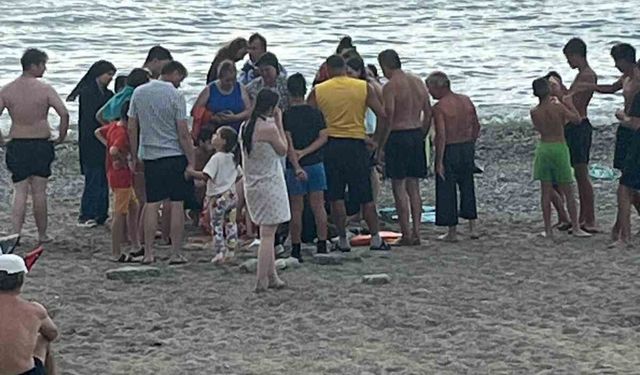 Filyos sahilinde korkutan anlar, kramp giren vatandaşı cankurtaranlar kurtardı