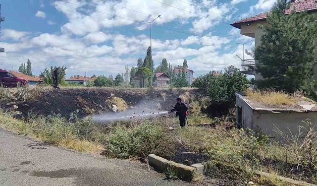 Fırtına yangına neden oldu, alevler evlere sıçramadan söndürüldü