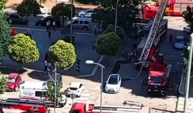 Gaziantep'te 14 katlı apartmanın çatısında çıkan yangını itfaiye söndürdü