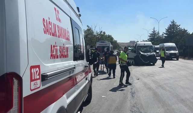 Gaziantep'te işçi servisi tıra arkadan çarptı: 11 yaralı