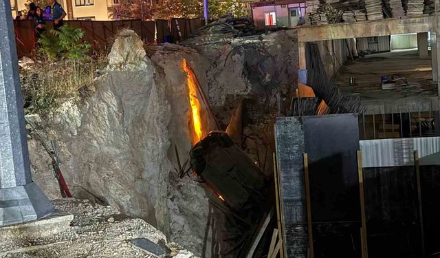 Gaziantep'te kaza sonrası savrulan araç inşaat çukuruna uçtu: 2'si ağır 3 yaralı