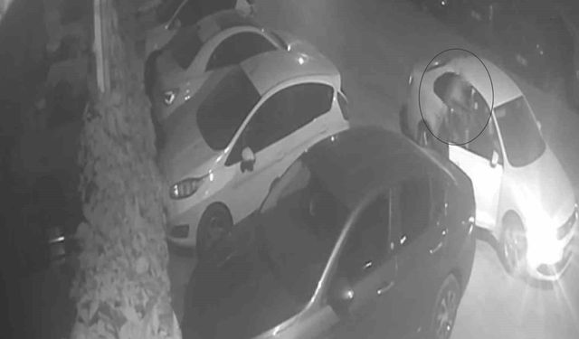 Gaziantep'te park halindeki aracın lastikleri bıçaklandı: O anlar kamerada