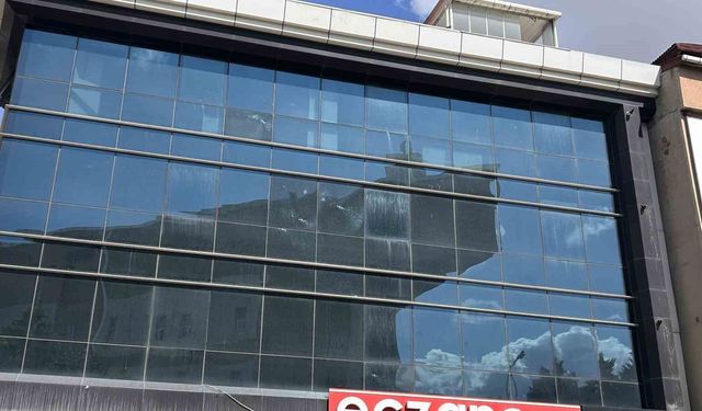 Gaziosmanpaşa'da boş ecza deposunu kurşunlayıp kaçarken kaza yaptı