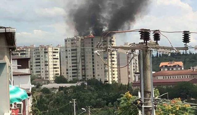Gebze'de bina çatısı alevlere teslim oldu