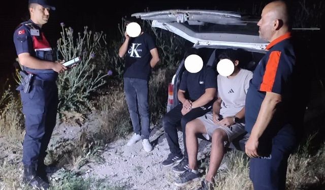 Gezmek için çıktıkları dağda yönlerini kaybeden 3 kişiyi AFAD buldu