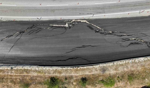 Görüntüler depremi andırıyor, yoldaki kayma tehlike oluşturuyor