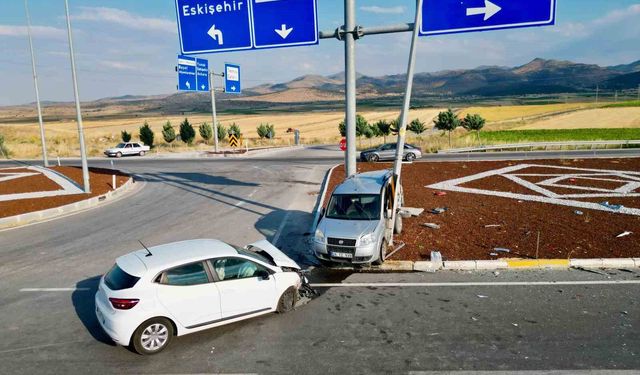 Hafif ticari araç otomobille çarpıştı: 7 yaralı