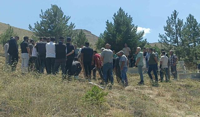 Hayatını kaybeden doğa fotoğrafçısı, memleketi Sivas'ta son yolculuğuna uğurlandı