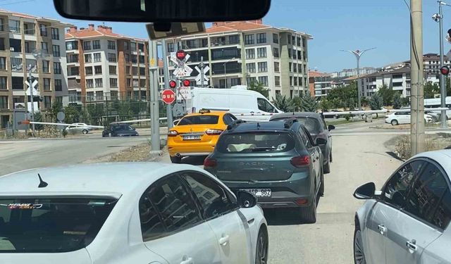 Hemzemin geçitte araçların tehlikeli geçişleri kameraya yansıdı