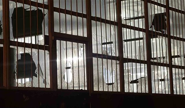 Husumetlisinin iş yerinin camlarını kırdı, emniyete gidip teslim oldu