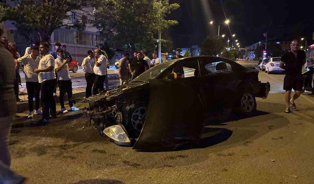 Iğdır'da otomobil aydınlatma direğine çarptı: 3 kişi yaralandı