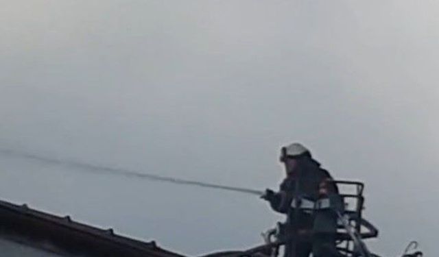 İki katlı binanın çatısında yangın