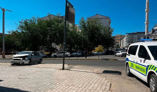 İki otomobil çarpıştı, yoldan geçen şahıs son anda kurtuldu