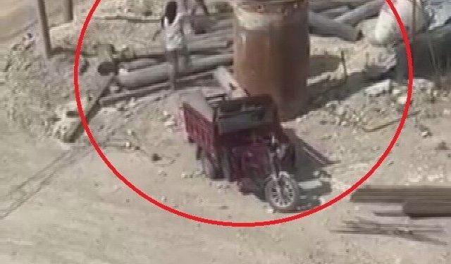İnşaattaki demir boruları çalan motosikletliler kamerada