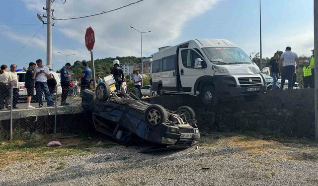 İşçi servisiyle çarpışan otomobil bahçeye uçtu: 3 yaralı