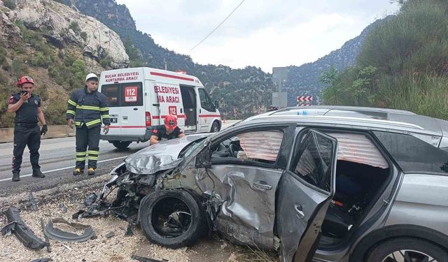 Isparta-Antalya kara yolunda otomobil ile pikap çarpıştı: 4 yaralı