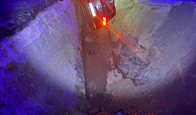 Isparta'da çukura devrilen otomobilin sürücüsü yaralandı