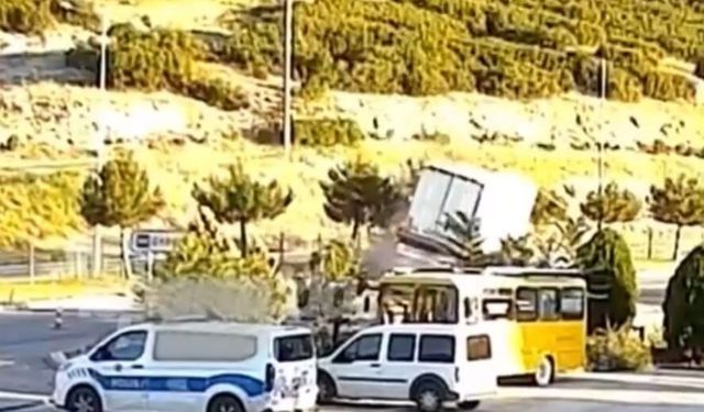 Isparta'da kontrolden çıkan tır devrildi
