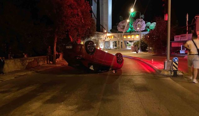 Isparta'da refüje çarpan otomobil ters döndü, sürücü hafif yaralandı