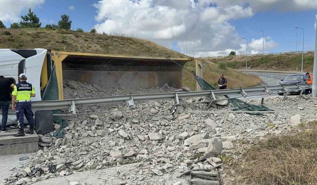 İstanbul Havalimanı sapağında hafriyat kamyonu devrildi