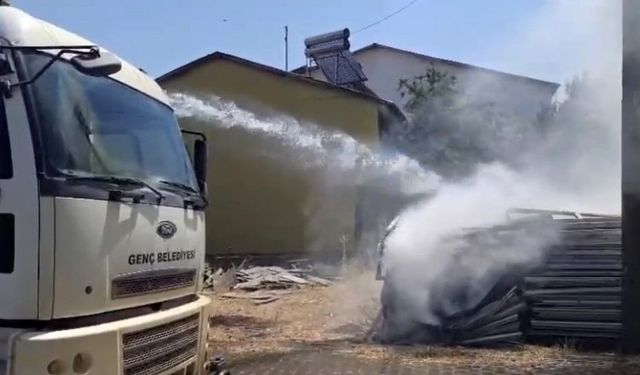 İstiflenen plastik pencereler alev aldı