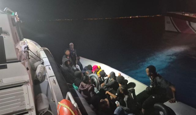 İzmir açıklarında hareketli lastik bot durduruldu: 14 düzensiz göçmen yakalandı