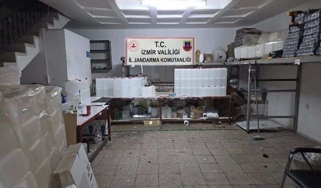 İzmir'de 2.5 milyon TL'lik kaçak alkol ve tütün operasyonu: 14 şüpheliye işlem